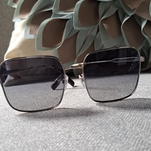 Burberry Jude Sunglasses - Picture 2 of 8